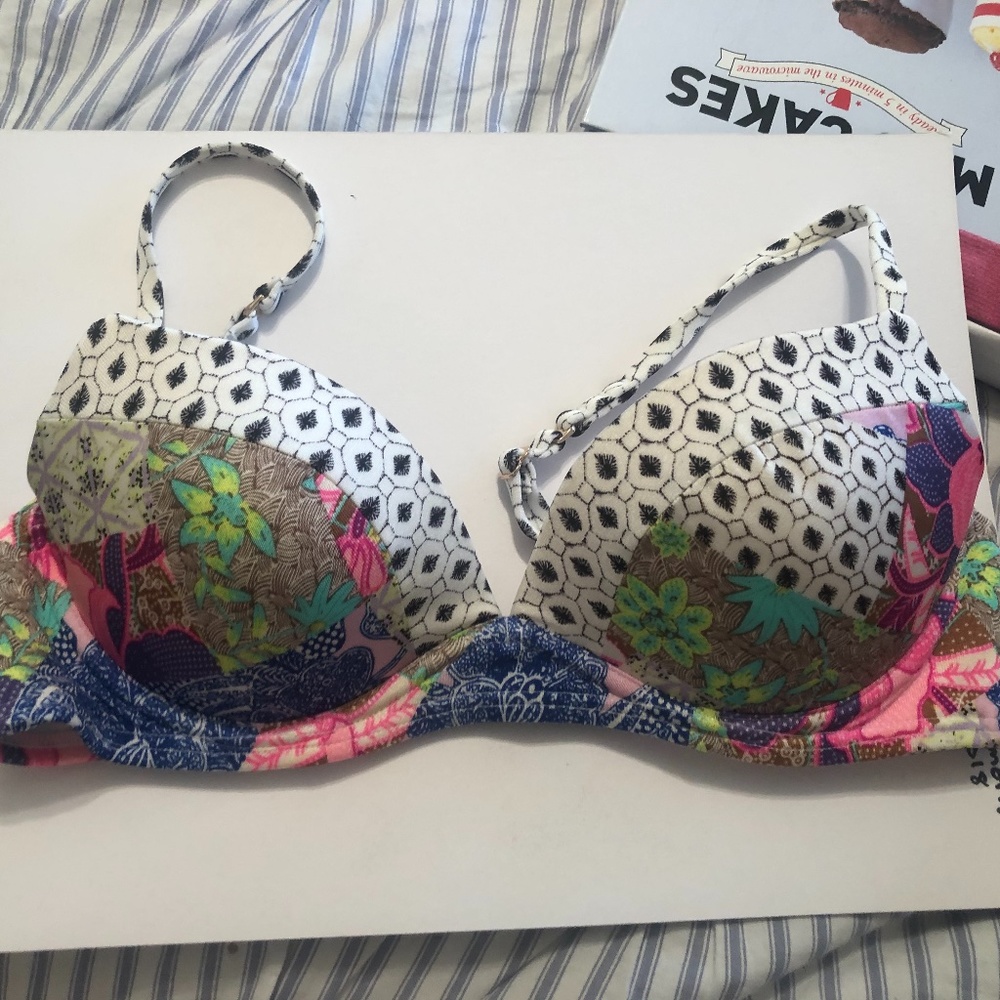 Victorias Secret Swim Top 34B